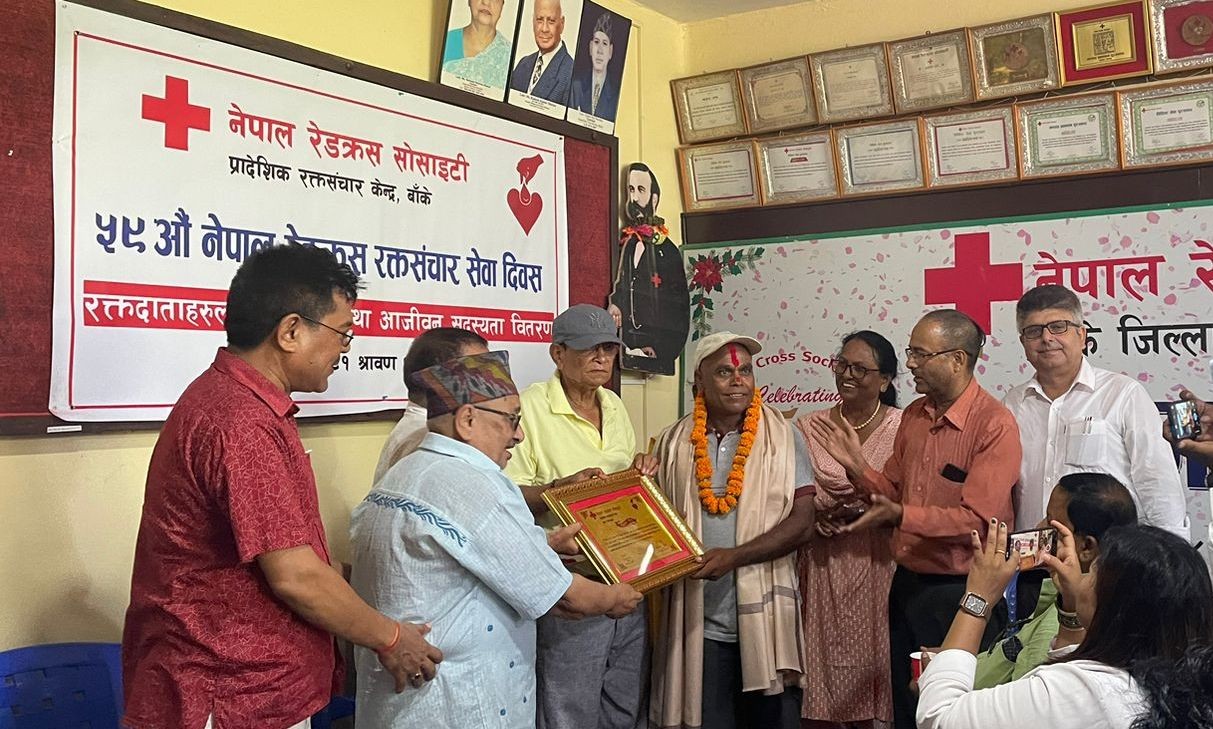 ५९औं रक्तसञ्चार सेवा दिवसमा स्वयंसेवी रक्तदातालाई सम्मान र आजीवन सदस्यता