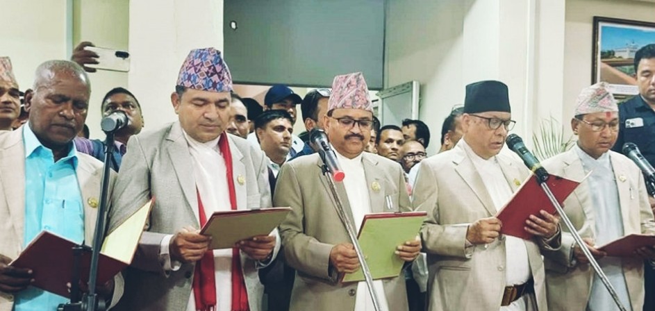 लुम्बिनी सरकारका नवनियुक्त पाँच जना मन्त्रीले लिए शपथ
