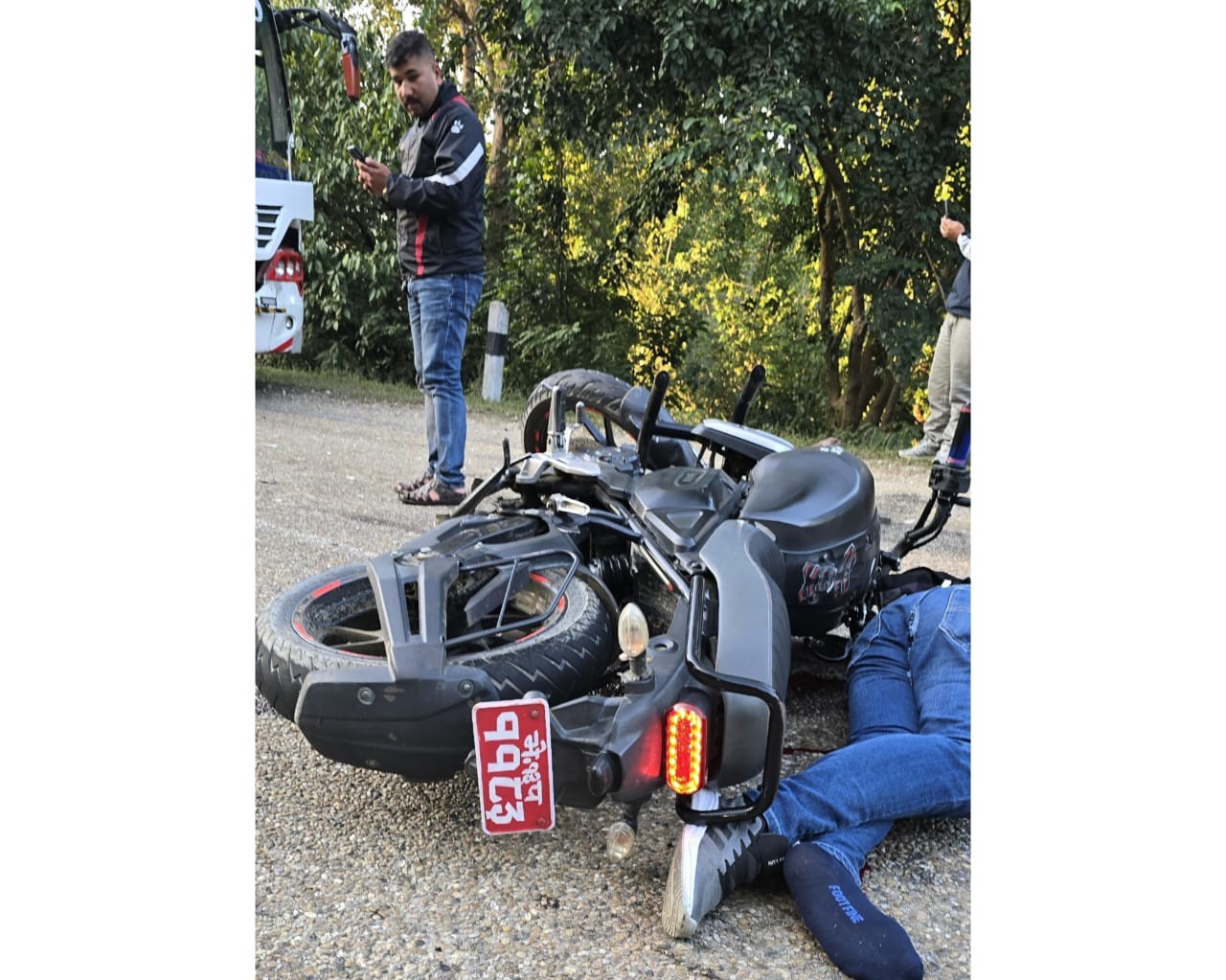 राप्तीसोनारीको अगैया नजिक बसको ठक्करबाट मोटरसाइकल चालक गम्भीर घाइते