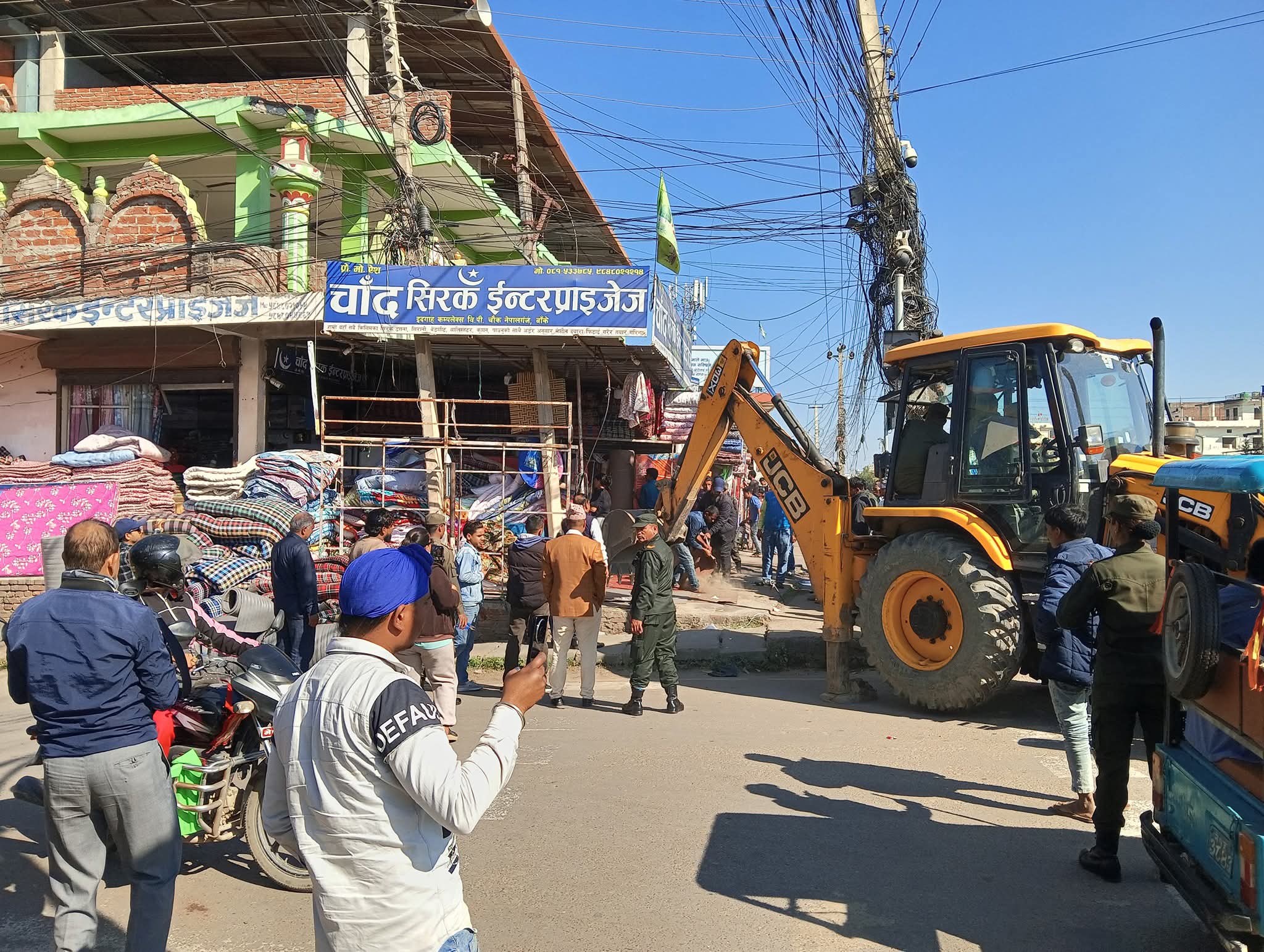 सडकपेटीको अतिक्रमण हटाउन नेपालगन्जमा डोजर चल्यो