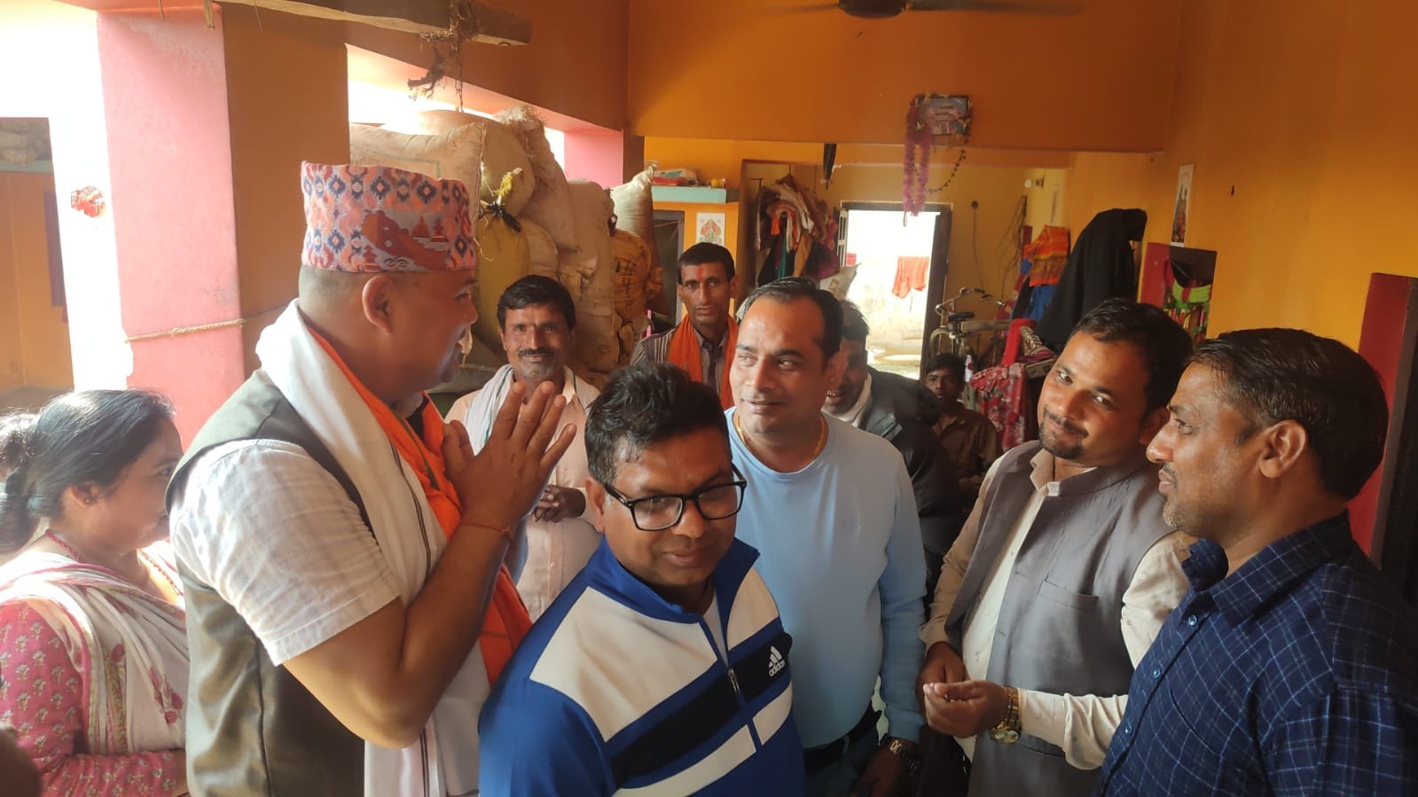 मतदाता नै उम्मेदवार शुधान्सुका लागि मत माग्दै