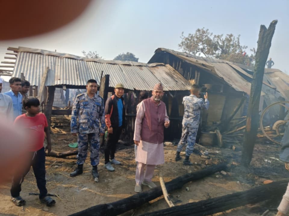 नरैनापुरमा आगलागी हुँदा डेढ दर्जन घरगोठ जलेर नष्ट
