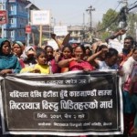 मिटरब्याज पीडितसँग प्रधानमन्त्री प्रचण्डले भेट गर्दै