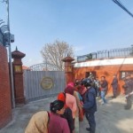 मिटरब्याज पीडितहरु प्रधानमन्त्री निवास बालुवाटार प्रवेश गरे