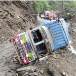 नारायणगढ-मुग्लिन सडक खण्डमा फेरि पहिरो, एउटा ट्रक पल्टियो