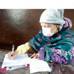 सात दिने नवजात शिशुलाई काखमा च्यापेर परिक्षा दिदैँ एक सुत्केरी