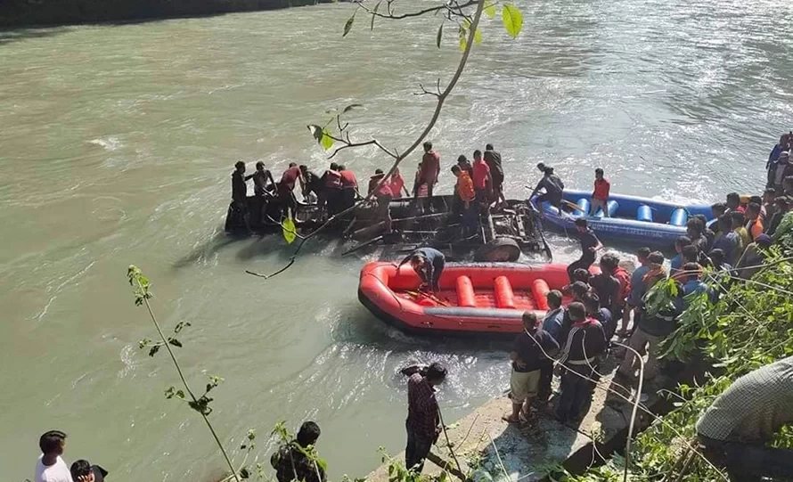 त्रीशुलीमा ट्रक खस्दा चालकको ज्यान गयो