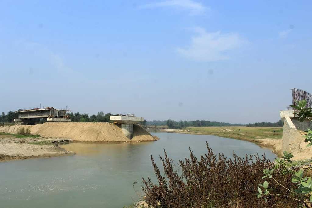 मोहना- राजघाट पुल बन्न नसक्दा स्थानियहरु सास्ती खेप्दै