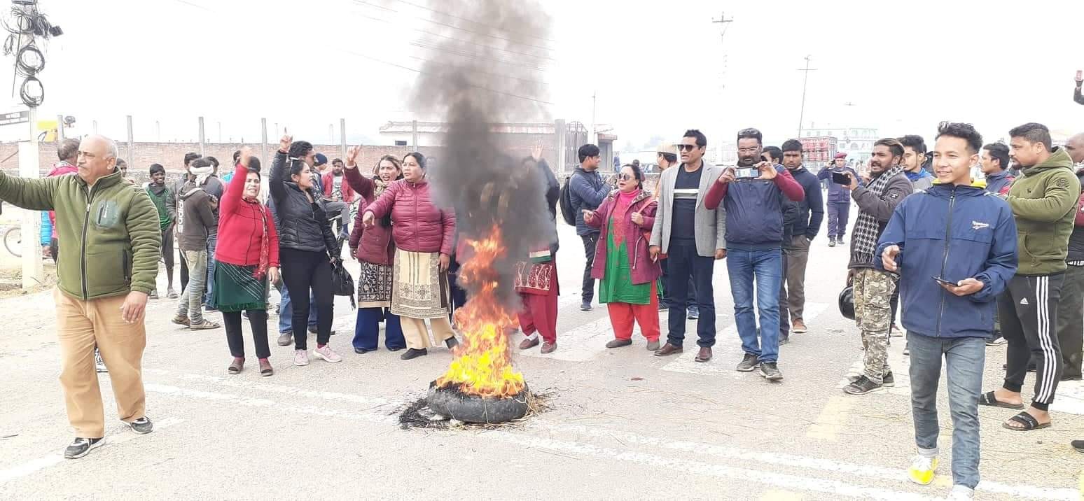 नेपालगन्जको राझाँमा अध्यक्ष हुकुम केसीमाथी भएको आक्रमणको बिरोधमा टायर बाल्दै चक्काजाम