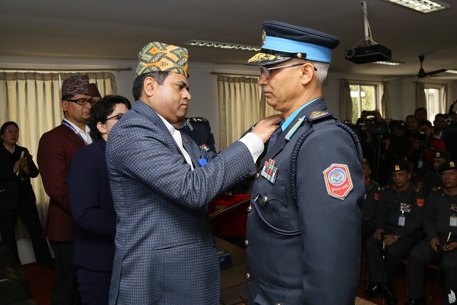 नवनियुक्त प्रहरी महानिरीक्षकलाई दर्ज्यानी चिह्न प्रदान