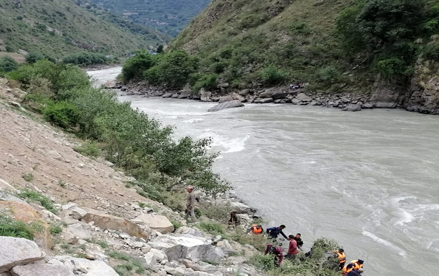 यात्रु बोकेको बोलेरो कर्णाली नदीमा खस्यो !