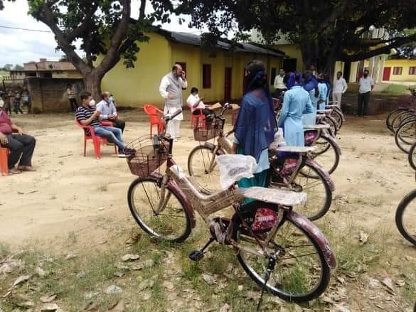 नरैनापुरमा छात्रालाई पढाईमा प्रोत्साहन गर्न साइकल वितरण