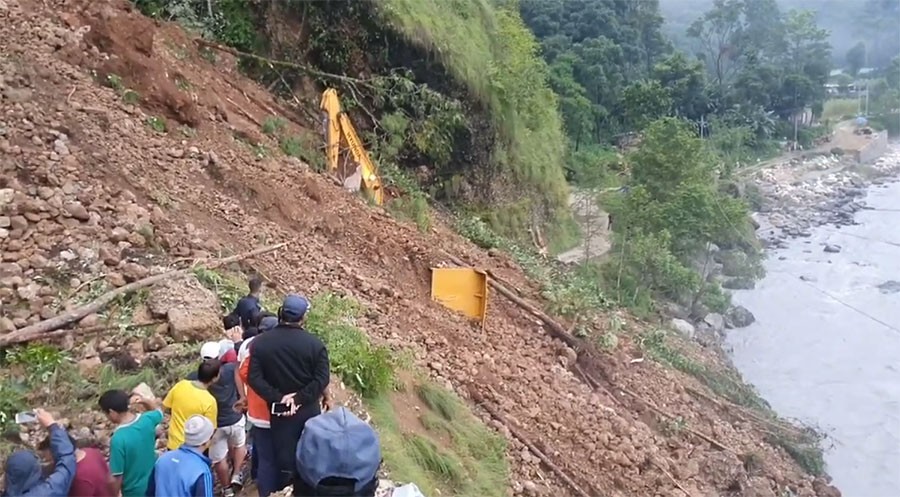 पहिरोमा स्काभेटरसहित टिपर र ट्याक्टर पुरियो