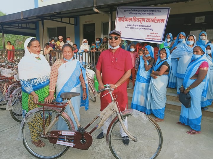 डुडुवामा ५९ जना महिला स्वास्थ्य स्वयंसेविकालाई साइकल वितरण
