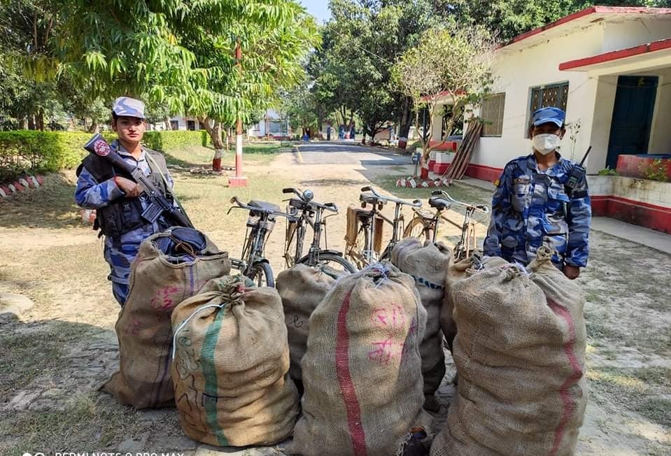 नेपालगन्जको सिमाबाट सशस्त्र प्रहरीले बरामद गर्‍यो ३२१ जोर अवैध स्पोर्ट्स जुत्ता