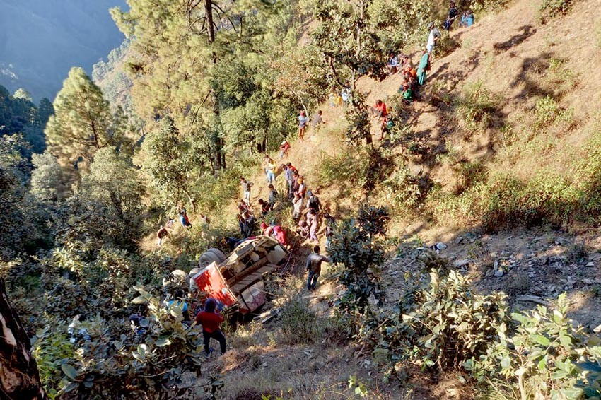 बस सडकबाट ६० मिटर तल खस्दा एक जनाको मृत्यु, १७ घाइते