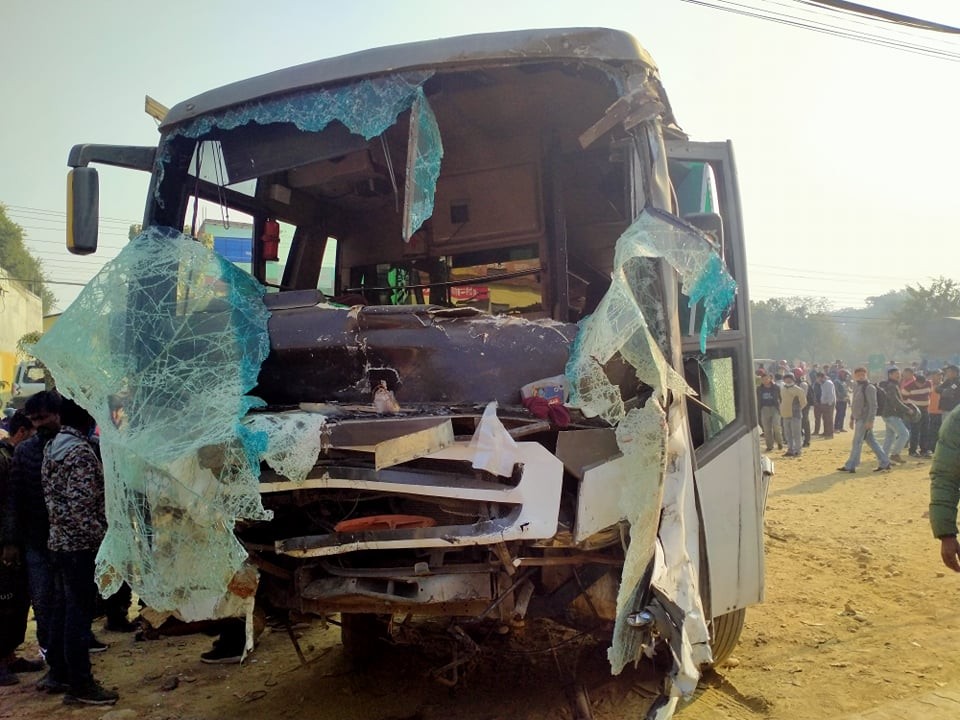 नेपालगन्जमा भयानक बस दुर्घटना, एक जनाको मृत्यु, ६ जना घाइते (भिडियो सहित)