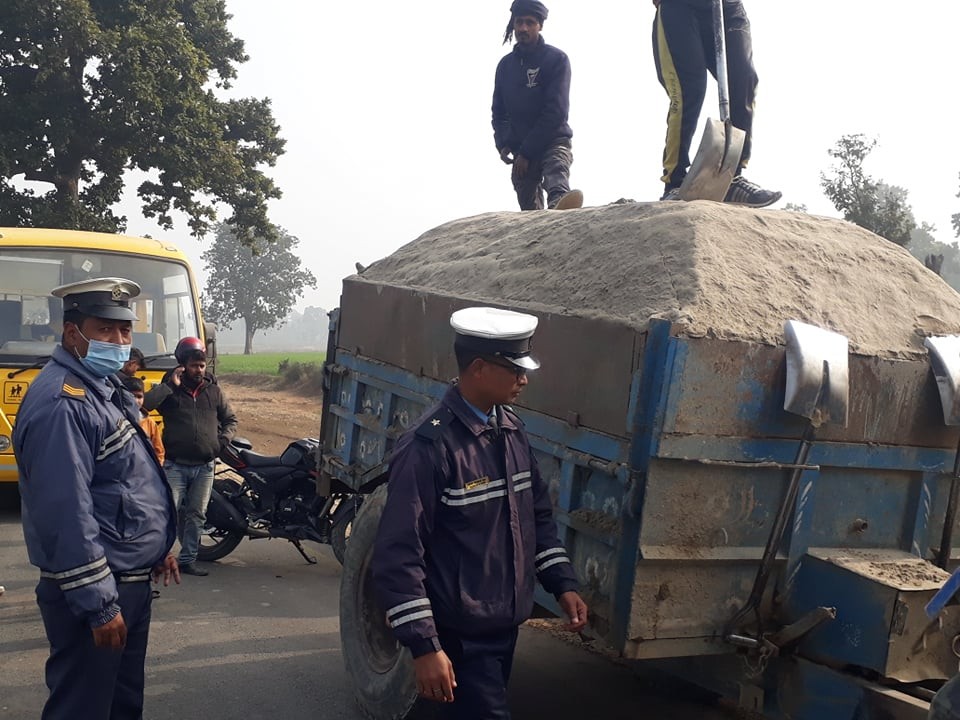 राप्ती नदीबाट बालुवा र ग्राभेल ओभरलोड गरेका टयाक्टर परे ट्राफिकको फन्दामा