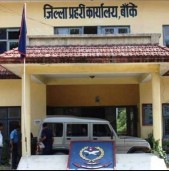 बाँकेमा पत्रकारको आवरणमा प्रहरीसंग पैसा बार्गेनिङ गर्ने आशिष मल्लसहित दुई पुगे हिरासतमा