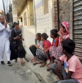 विष्टसहितका उम्मेदवार घरदैलोमा पुग्दा वडा नम्बर ९ मा मतदाताहरु उत्साहित