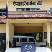 आफैं प्रहरीको सम्पर्कमा आए फरार कर अधिकृत