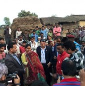 नरैनापुरका आगलागी पीडितलाई नगद र गैरखाद्य सामग्री सहयोग