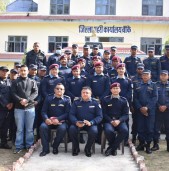 एसपी अधिकारीद्वारा ८ जना प्रहरी नायब निरीक्षकलाई दर्ज्यानी चिन्ह प्रदान
