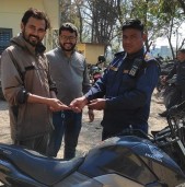 नेपालगन्जबाट चोरी भएको मोटरसाइकल फेला पारी सवारीधनीलाई बुझाइयो