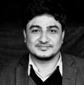 जिपलाई ट्रक र बसले ठक्कर दिँदा बैंक म्यानेजरको मृत्यु