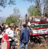 प्युठानबाट दाङ आउँदै गरेको बस दुर्घटना, एक जनाको मृत्यु, २० जना गम्भीर घाइते