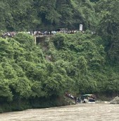 त्रिशुलीमा बस खस्यो, ८ जनाको मृत्यु