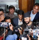 प्रधानमन्त्री समक्ष रवि लामिछानेले बुझाए राजिनामा