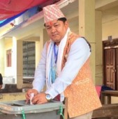 उपनिर्वाचन: तीन वटै क्षेत्रमा मतदान जारी, रवि लामिछानेले भोट हाल्न पाएनन्