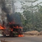 गुडिरहेको बसमा आगलागी