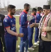 प्रधानमन्त्री दाहाल नेपाल र यूएईको खेल हेर्न क्रिकेट मैदानमा
