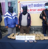 करिब आठ किलो चरेससहित दुई जना पक्राउ