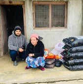 भोकै बस्न बाध्य आमाछोरीलाई वर्ष दिन पुग्ने खाद्यान्न