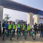 कोहलपुर नगरपालिकाद्वारा नगर प्रहरीलाई गस्तीका लागि साइकल वितरण