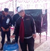 सभापतिका उम्मेदवार सुरेन्द्र हमालले गरे मतदान