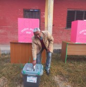 लुम्बिनीका निवर्तमान सांसद गिरीले गरे पहिलो मतदान