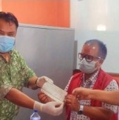 समाजसेवी शाहद्वारा अक्सिजन किन्न भेरीलाई १ लाख सहयोग