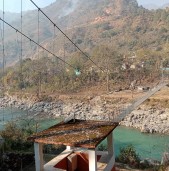 नेपाल-भारत जोड्ने झोलुङ्गे पुलको लठ्ठा भाँचिदा आवागमन बन्द