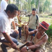 मतदाताको गुनासो सुन्दै,भोट माग्दै पौडेल