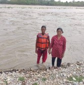 राप्ती नदीको बाढीमा फसेका दुई जना महिलाको उद्दार