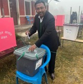 दाङ-३ का गठबन्धन उम्मेदवार गिरीले गरे मतदान