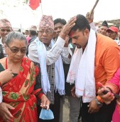 शहिद परिवारबाट आर्शिवाद लिँदै कोहलपुरमा काँग्रेसको घरदैलो सुरु