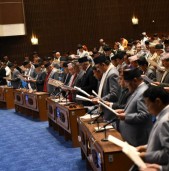 प्रतिनिधिसभाका नवनिर्वाचित सांसदले लिए शपथ