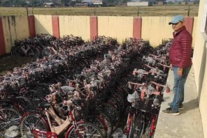 ६ सय छात्रालाई साइकल वितरण गर्दै नरैनापुर