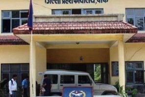 आफैं प्रहरीको सम्पर्कमा आए फरार कर अधिकृत