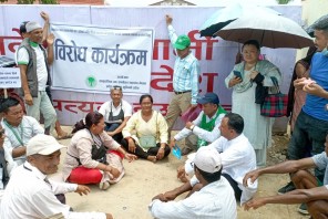 वन महासंघद्वारा लुम्बिनी सरकारको निर्णयका विरुद्ध अनिश्चितकालीन धर्ना